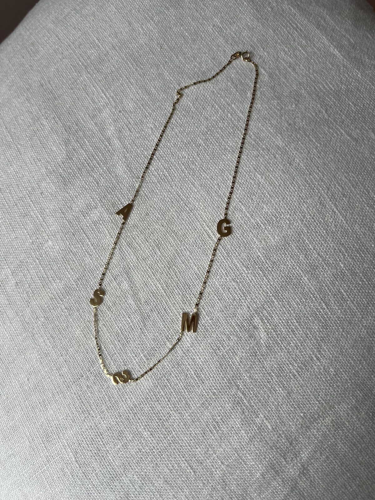 Cadena personalizada con letras A G S M en oro 18K